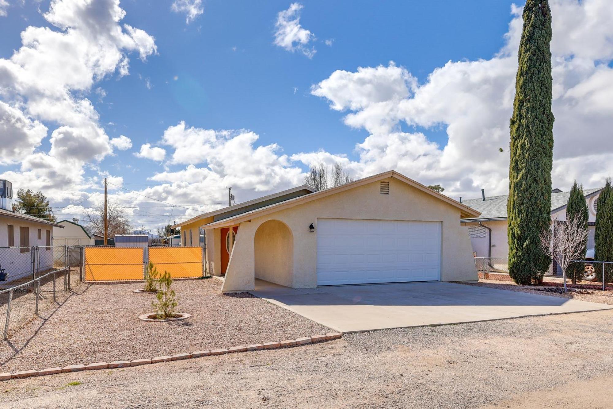 Kingman Vacation Rental With Yard And Fire Pit Extérieur photo